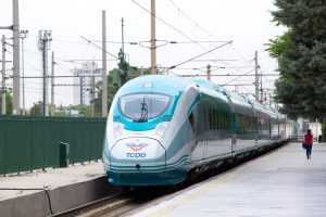 Die Türkische Staatsbahn TCDD erteilte im Mai 2013 Siemens einen Auftrag über einen ersten Zug auf Basis des Velaro D. Es folgte ein Auftrag über weitere sechs achtteilige Hochgeschwindigkeitszüge. Der erste Zug nahm am 24. Mai 2015 den Fahrgastbetrieb zwischen Ankara und Konya auf. Die Lieferung der sechs weiteren Züge ist für 2017 geplant. Somit setzt der Zug seine einzigartige Erfolgsgeschichte fort: nach Spanien, China und Russland kehrte der Velaro zuletzt als Velaro D für die Deutsche Bahn nach Europa zurück.  In May 2013, Turkish State Railways (TCDD) placed an order with Siemens for a first Velaro-D-based train. A further order for six additional 8-car high-speed trains followed. The first train took on the passenger service between Ankara and Konya on May 24, 2015. The delivery for six additional trains is scheduled for 2017. Therefore the new Velaro family member is a unique success story: after Spain, China and Russia, the Velaro returned back to Europe as the Velaro D for the Deutsche Bahn (German Railways). Now the Velaro has been chosen in Turkey.