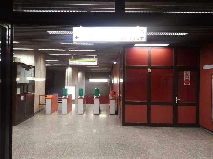 tentativă de suicid la metrou tren defect la metrou probleme la metrou aparate de taxare la metrou