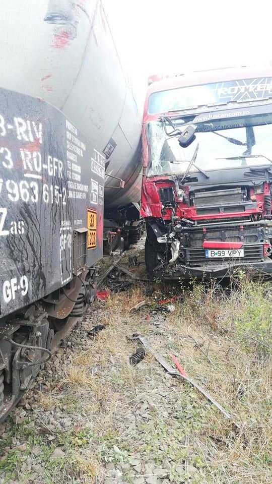 tren a lovit un camion
