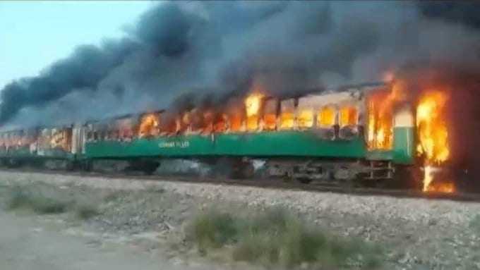 Tren în flăcări în Pakistan