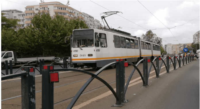 Tramvaiele patinează transportul public bucureștean autobuze pe linia de tramvai tramvaie pe liniile 21 și 32