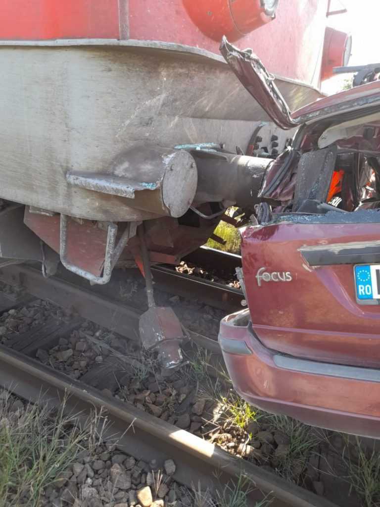 mașina a fost lovită de tren
