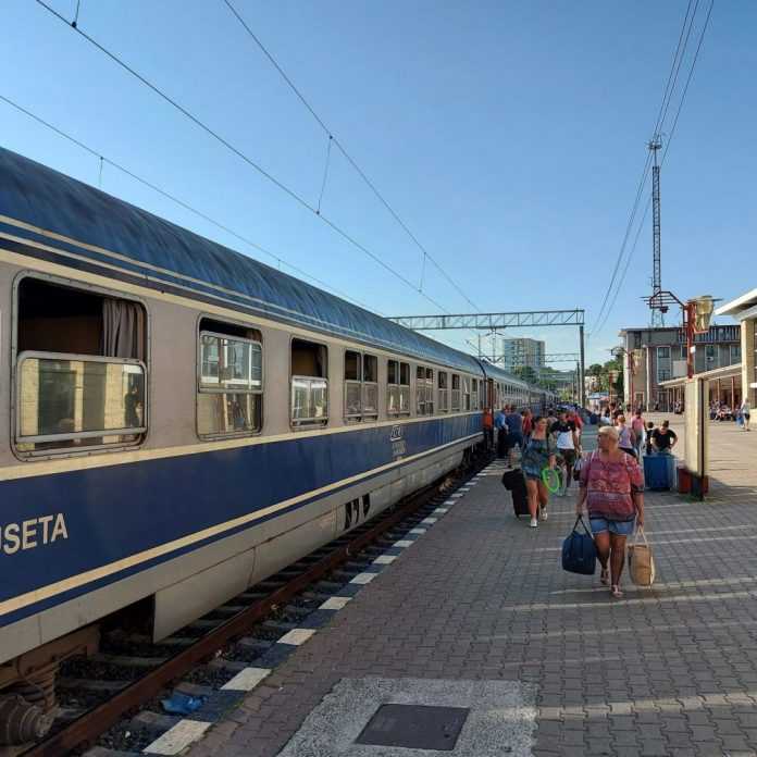 Mersul Trenurilor 2022-2023 întârzieri de trenuri pe București-Constanța Măsuri anticaniculă la CFR Călători canicula la CFR Călători călătoria cu trenul spre litoral Litoralul pentru toți circulație la cale liberă pe M800 hale de reparații material rulant noul director general al CFR Călători vagoane suplimentare la trenurile spre litoral
