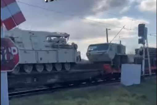 Tren încărcat cu tancuri