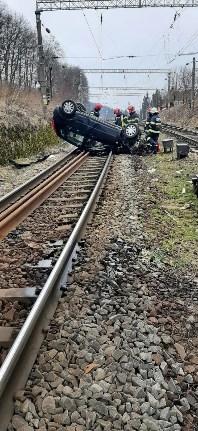 Mașină prăbușită pe calea ferată