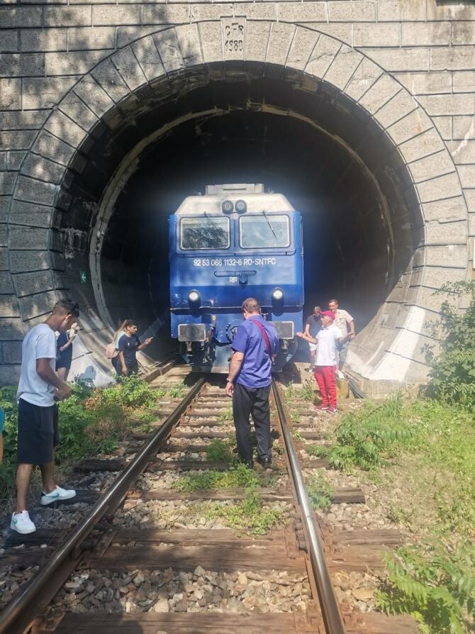 tren blocat în tunel